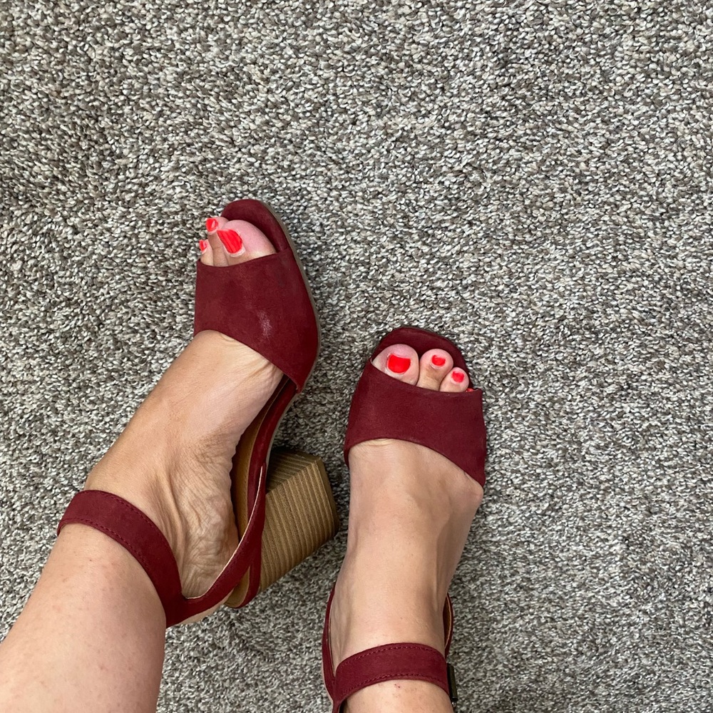 Universal Thread sandals - Picture 2 of 6
